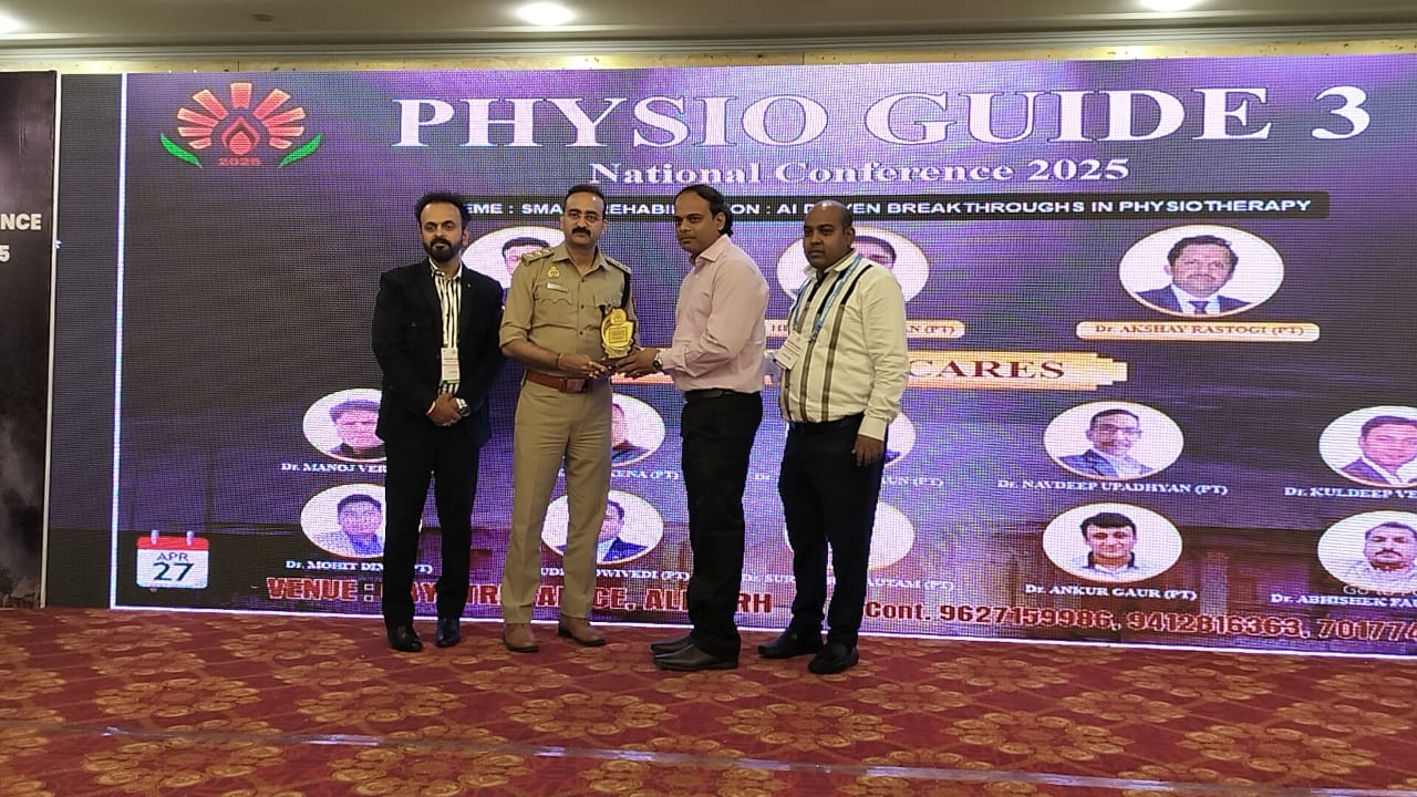 Dr. Anupam Shrivastava receiving award at Physio Guide 3 Conference