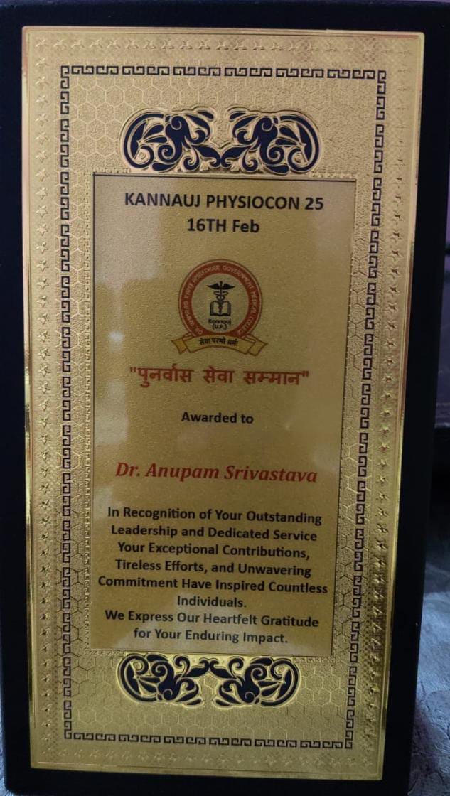 Dr. Anupam Shrivastava receiving award at Physiocon